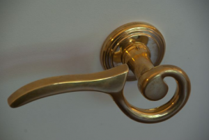 Lo-&-Co-Interiors brass kitchen handles